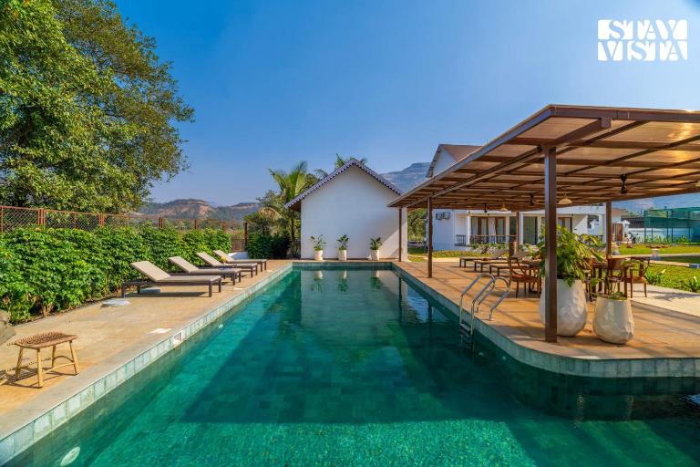 Truntum by StayVista - Sports Turf & Jacuzzi - B&B Karjat