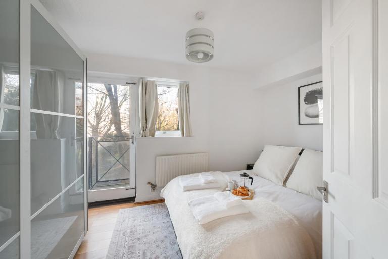 2BR Waterside Flat Parking WiFi Garden & DLR Nearby - B&B London