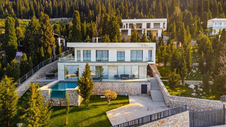 Villa Serenity Luxury Lakeside Manor by Pik Host - B&B Shirokë
