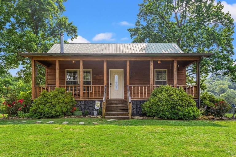Heavenly Hideaway- Hot Tub, Firepit, Covered Patio - B&B Beattyville