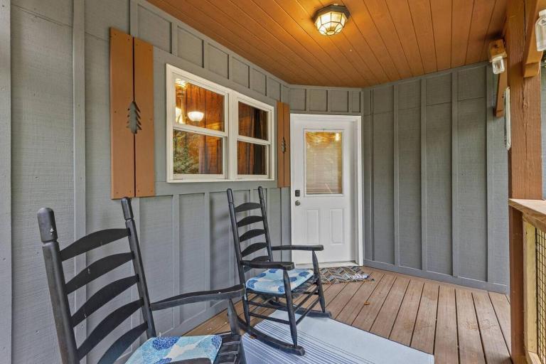 Snuggle Inn- Pet Friendly, Hot Tub, Private Hiking - B&B Stanton