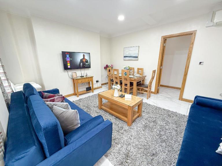 Spacious 4-Bedroom 2-Bathroom Apt in Paddington with AC near Edgware Road & Hyde Park by Staylio London - B&B Londra