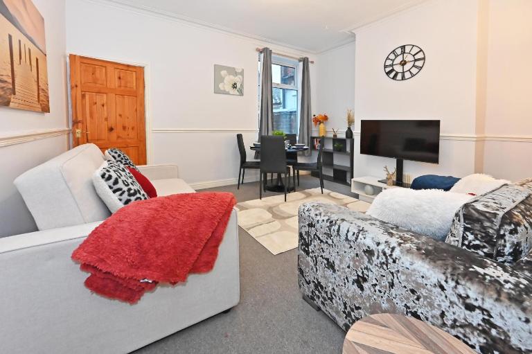 Campbell Place 4 Bed Sleeps 6 -7 Parking and Fast WiFi - B&B Stoke-on-Trent