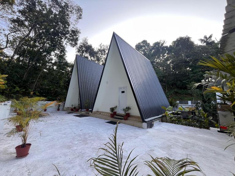 AURACREST HAVEN A-Frame Cottages and Deluxe Rooms - B&B Munnar