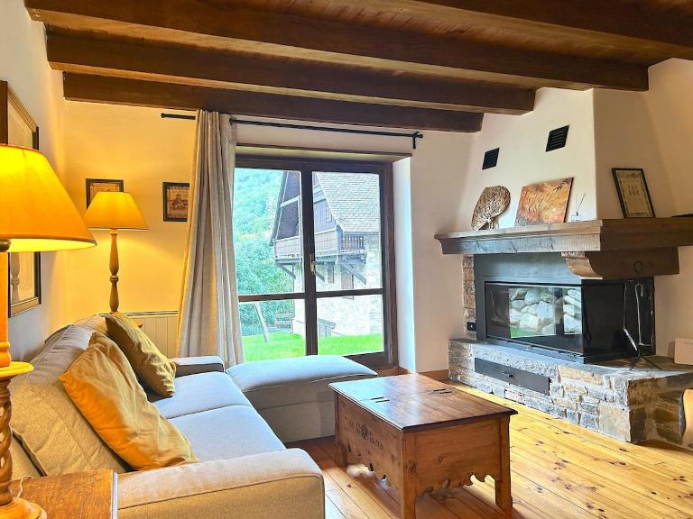 Casa rústica y patio en la Vall d'Aran by RURAL D'ÀNEU - Chambres d'hôtes Gessa