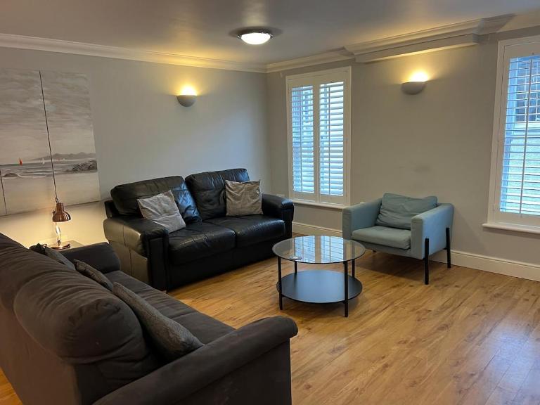 Bay-View 2 Bedroom Seafront Apartment I Parking - Chambres d'hôtes Herne Bay