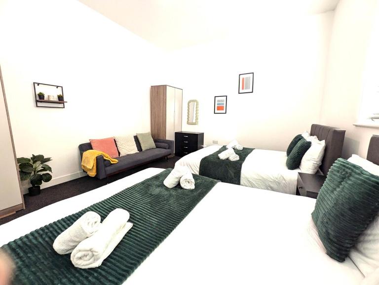 Spacious and Modern 2BR Apartment - Free Parking - B&B Manchester