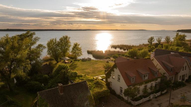 Ferienhaus Peeneblick - exklusives Traumhaus in Direktlage am Wasser mit Bootssteg und Aussensauna - Chambres d'hôtes Rankwitz