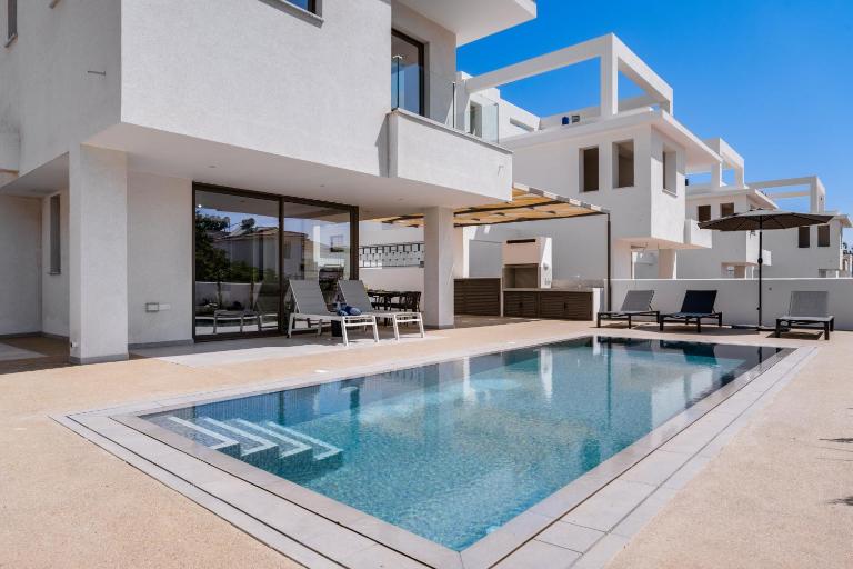 St Nicholas Luxury 3-Bed Villa - B&B Paralímni