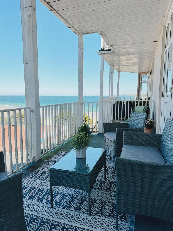 Modern classic seaside apartment with parking and balcony - Ferienwohnung St. Ives