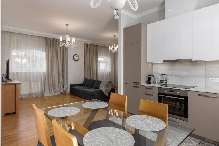 City heart, space, loft view, free parking - B&B Riga