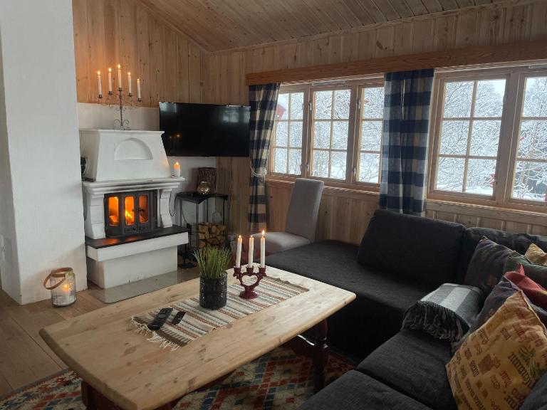 Nostalgic Cabin With 3 Br, Fireplace, And Terrace - Chambres d'hôtes Beitostølen