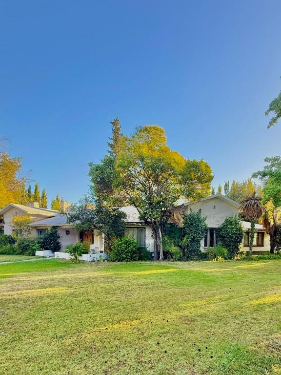 Chacra Los Cipreses - Casa completa con gran parque arbolado, 6 personas, entorno tranquilo - B&B Cinco Saltos