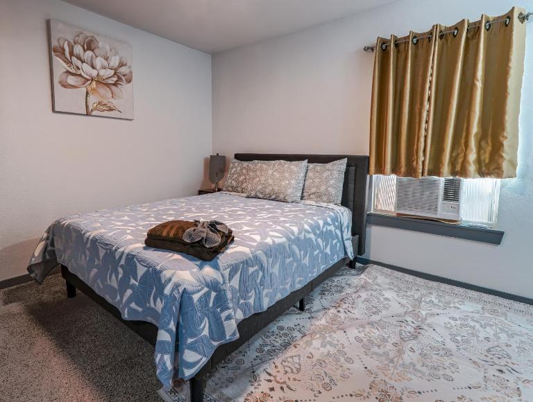 FIFA World Cup - Stylish 2 BR 1 Bath home with fenced yard near AT&T Stadium, Globe Life, Six Flags & More - Bed and Breakfast Arlington