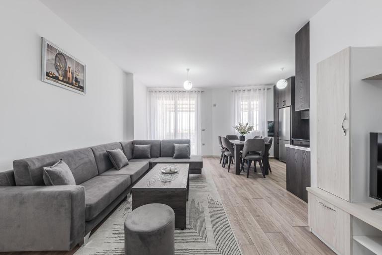 City Escape Apartment by PikHost - Bed and Breakfast Shkodër