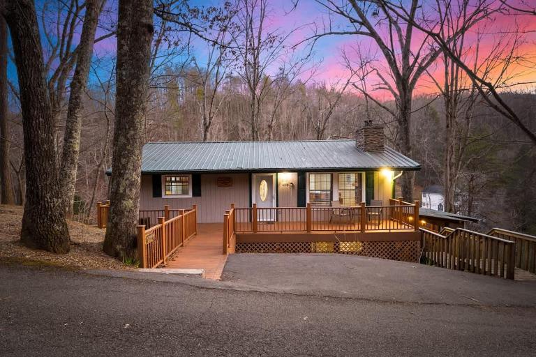 Cozy Mountain Family Getaway with Hot Tub in Prime Location - Ferienwohnung Pigeon Forge