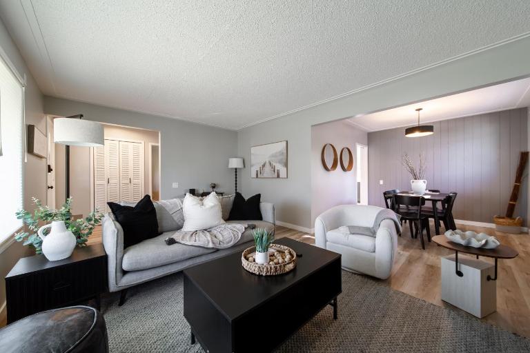 Newly Renovated, Bright & Cozy 3 bdrm upper Floor - 6min from Rogers Arena - B&B Edmonton