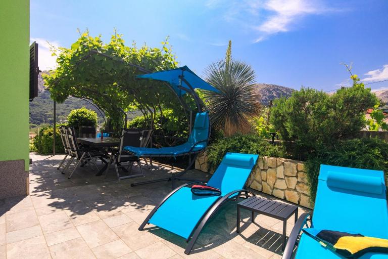 House Zrile with garden and jacuzzi - B&B Baška