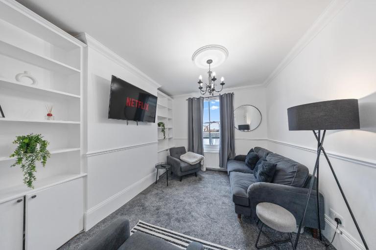 HOP Homes-Spacious 4BR Home with Private Parking and WiFi - B&B Gravesend