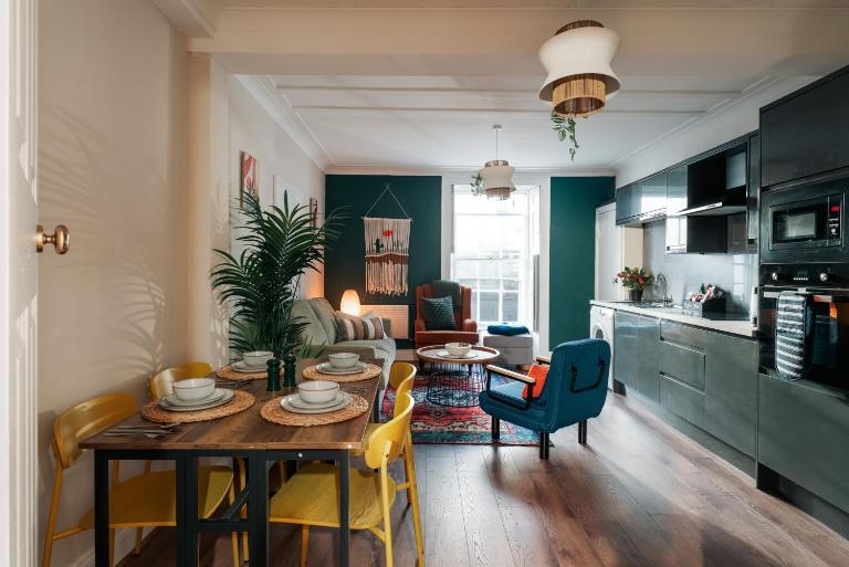 Stylish Harbourfront Apartment - Bed and Breakfast Torquay