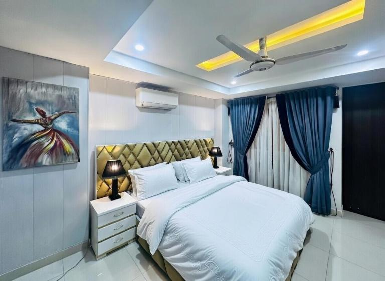 Royal Skyline Suite Rooftop Lounge - B&B Rawalpindi