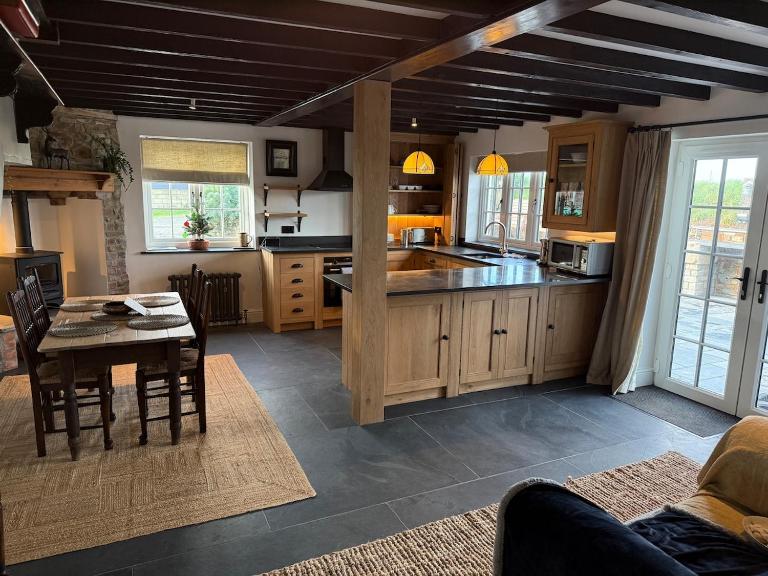 Luxury Cornish House next to Cliffs & Surf Beaches - B&B Bude