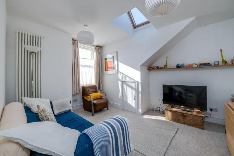 2-Bedroom Stunning Spacious Loft Apt Near Beach Sleeps 4 with Sea View, Pet-friendly - by Blue Puffin Stays - B&B Portsmouth
