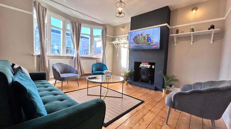 Fully Furnished New Malden 3BDR Home with Free Parking & Garden near Kingston upon Thames & Wimbledon by Staylio - Chambres d'hôtes Worcester Park
