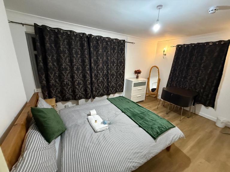 Exquisite King-sized Bedroom - Free Parking - Chambres d'hôtes Dartford