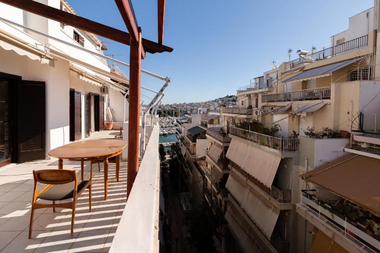 Seaside Dublex with 2 Large Terraces Walk to the Beach - Chambres d'hôtes Le Pirée