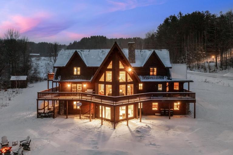Epic 9-Bed Yellowstone Lodge Theater, Bars, Sauna & Ski Views - B&B Ellicottville