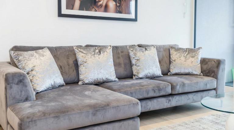 Premium 2-Bed Apartment Near Canada Water Station - Ideal for Business & Leisure - Bed and Breakfast Londen
