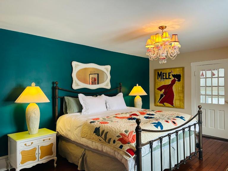 The Farmhouse Manor B&B - B&B St. Catharines