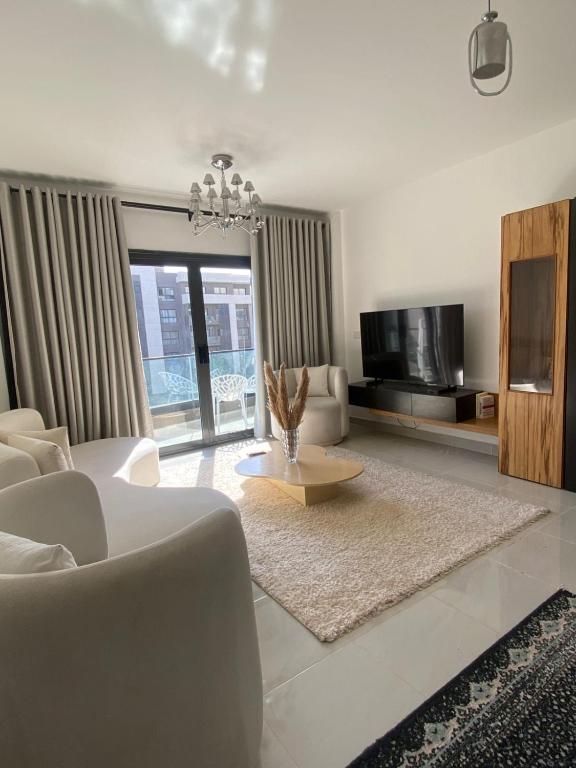 loved modern home 2BR - B&B New Cairo