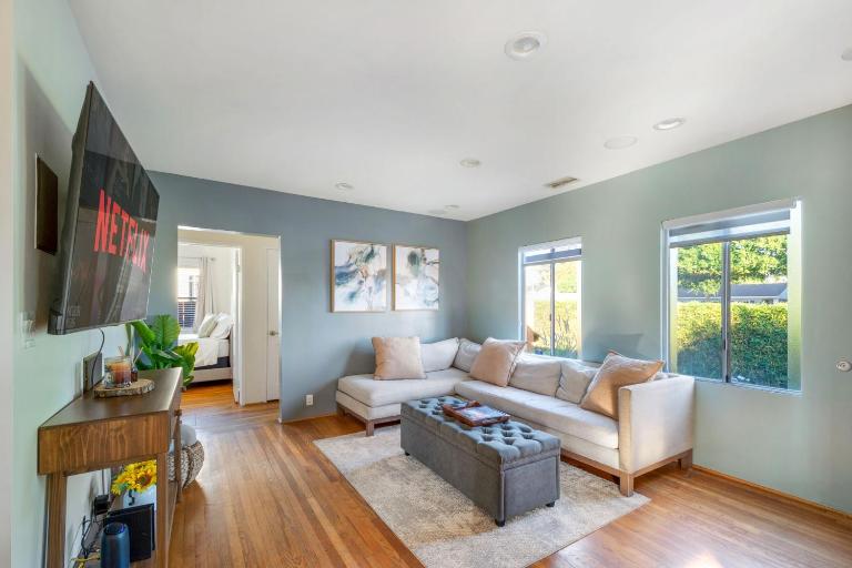 Long Beach Gem, Minutes To Beach, Restaurants, Fun, FIFA Gmes - Bed and Breakfast Long Beach