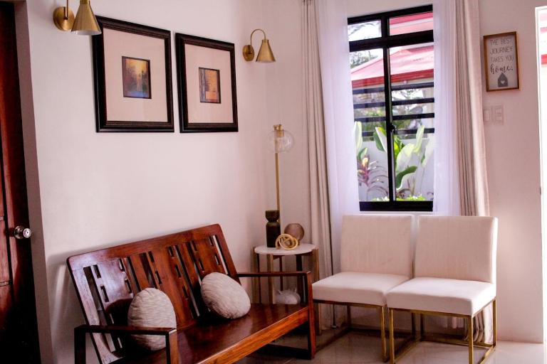 Secluded, Modern, Minimalist house - Gray House - B&B Dampalan