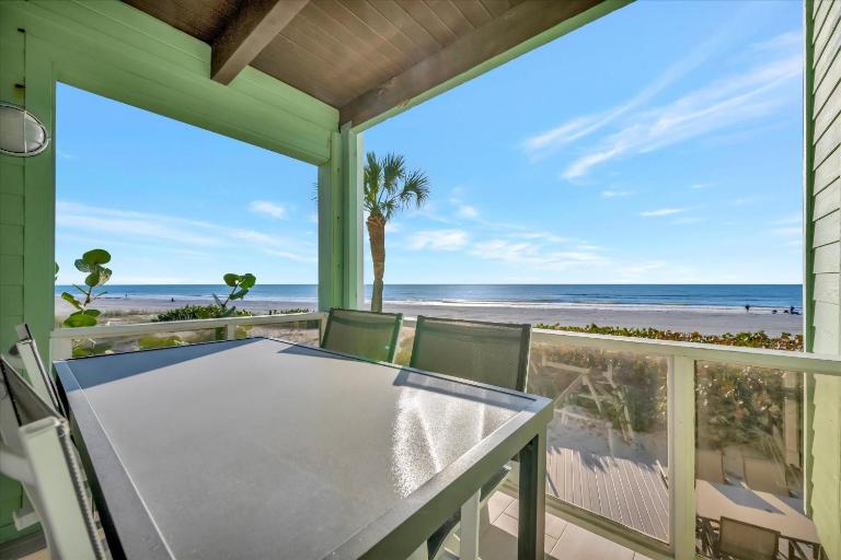 Beachfront & Ocean Views Balcony Condo Sleeps 8 - Bed and Breakfast Clearwater Beach