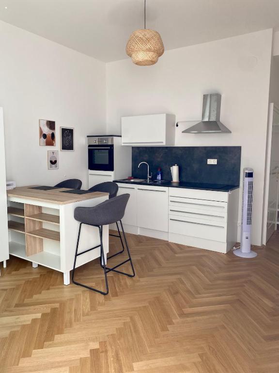 Lovely Apt with Private Garden and AC in Prime Location - Ferienwohnung Wien