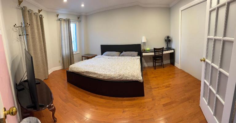 Large private room - B&B Mississauga