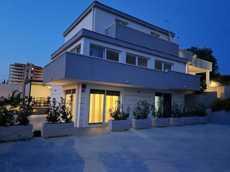 Apartman 76 - Modern Apartment with On-Site Private Parking - Chambres d'hôtes Split
