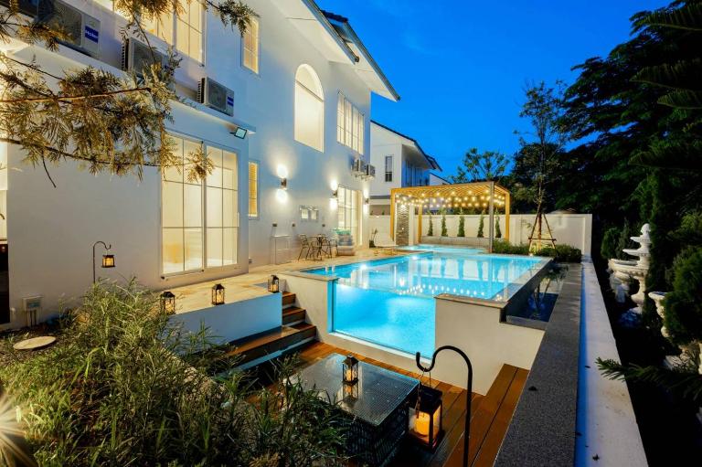 Luxury Jacuzzi Villa 5bedrooms, 15mins from airport - B&B Chiang Mai