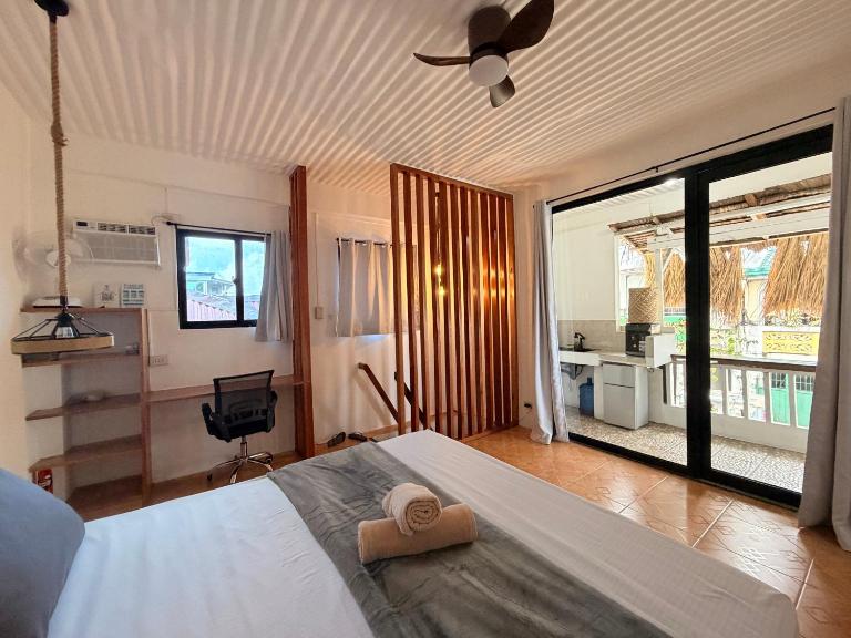 New Studio with Balcony , General Luna - Chambres d'hôtes General Luna