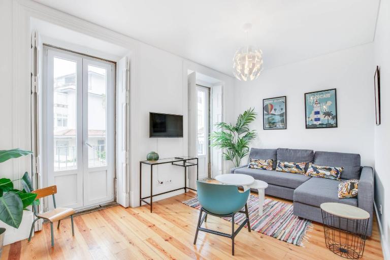 Bright T2 in a quiet town center place close to the beach - B&B Cascais