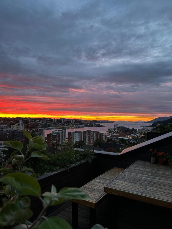 Sunset Penthouse with a Large Terrace & Fjord View - Bed and Breakfast Sandnes