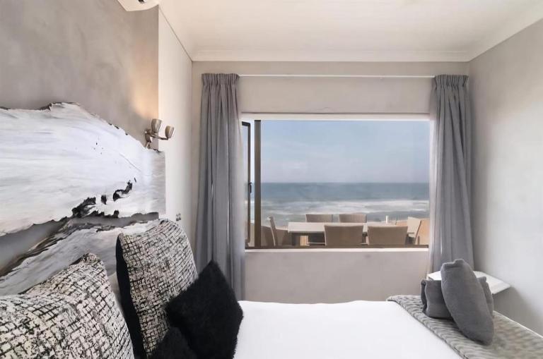 Oceanfront Haven, Stylish 3 Bedroom Beach House - B&B Ballito