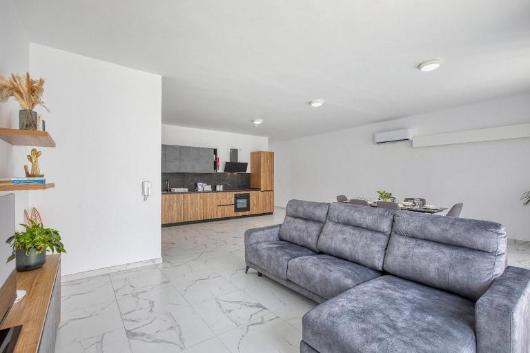 New Family-Friendly & Spacious Apartment by SF Homes - Bed and Breakfast Fgura
