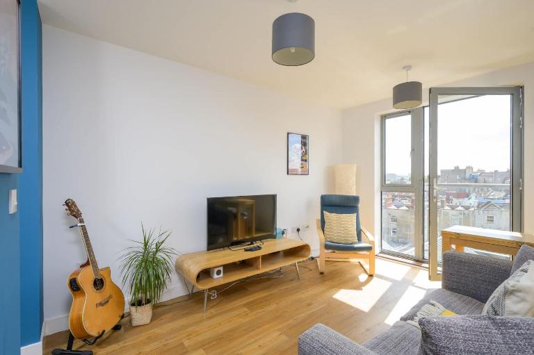 Apartment with Cityscape Views & Private Parking - Bed and Breakfast Bristol