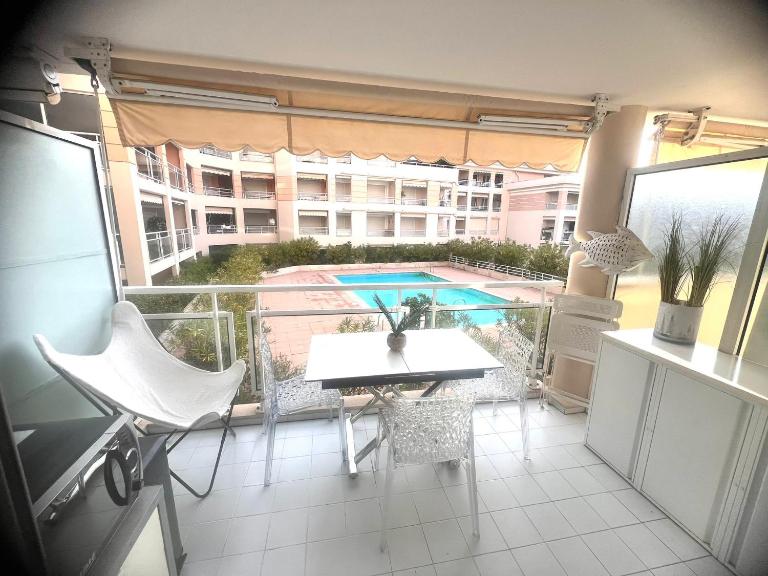 GOLFE-JUAN, grand T1 lumineux , piscine , parking & plage pour 4 personnes - B&B Vallauris