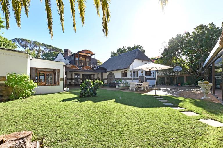 Unique Thatch Home in Champagne area in Pinelands - B&B Cape Town