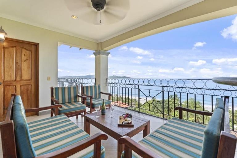 Stunning Condo with Panoramic Beach, Ocean, and Mountain Views in Playa Flamingo - B&B Playa Flamingo